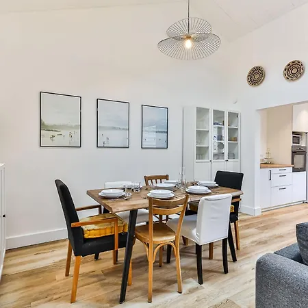 Maison De Surfeurs, Idealement Situee